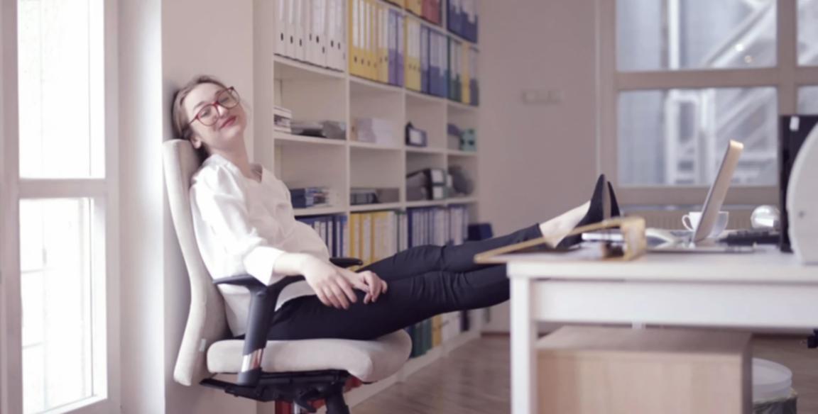 Participant à un séminaire de rédaction SEO prenant des notes